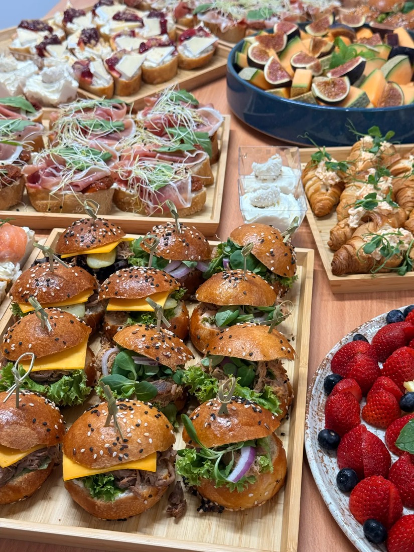 Mini burgery s trhaným masem, ovoce a dezerty
