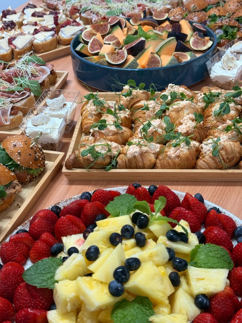 Croissanty s pomazánkou a ovocná mísa