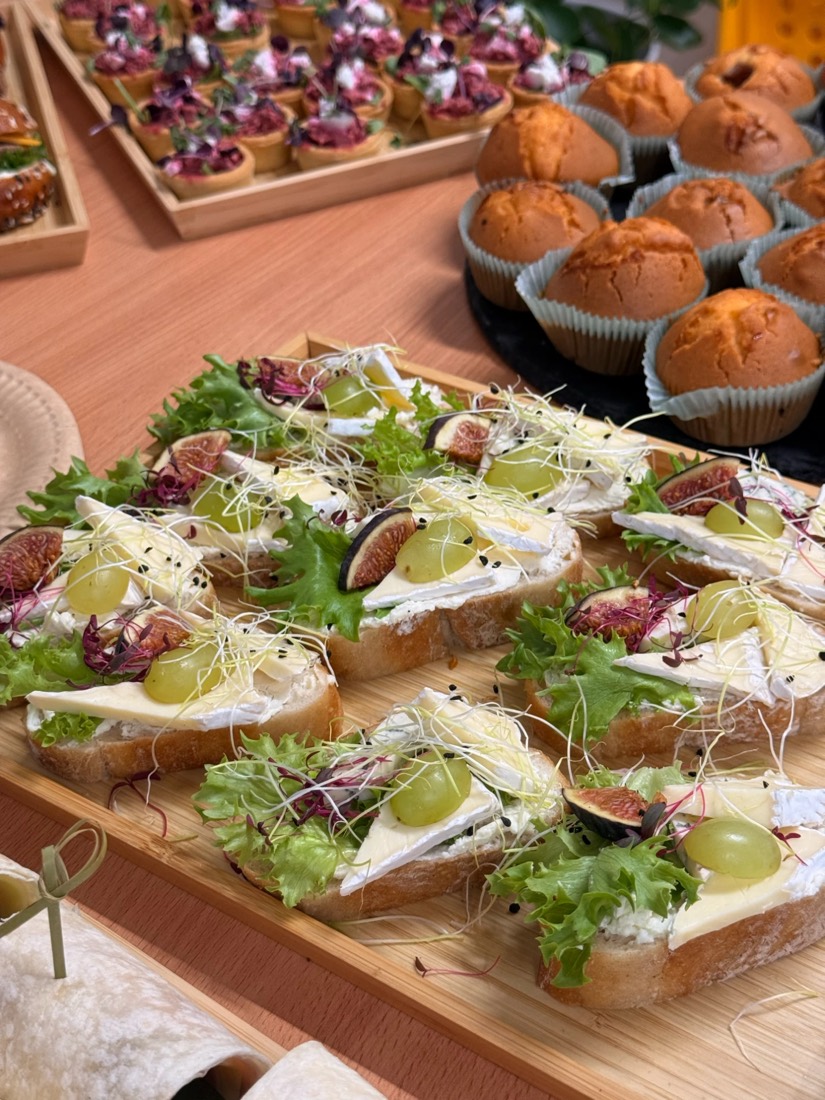 Bagetky s brie, fíky a hroznem, domácí muffiny